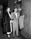 <p>Zusammen gegen den Rest der Welt – das haben Humphrey Bogart und Lauren Bacall in der Vergangenheit bereits beweisen. Diese Tierkreiszeichen leiden keinesfalls darunter, viel Zeit miteinander zu verbringen. Auch wenn das bedeutet, dass sie sich zuweilen zurückziehen und weniger ausgehen. Sie wissen, wen sie an ihrer Seite haben und sind damit voll und ganz zufrieden. Echte Freunde verstehen das und treffen sich auch gerne mit ihnen bei einem gemütlichen Dinner bei Kerzenschein und teilen die Romantik mit ihnen. (Bild-Copyright: Pat Candido/NY Daily News Archive via Getty Images)</p>