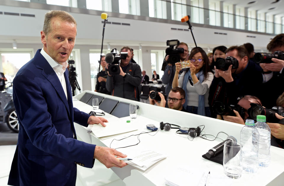 FILE PHOTO: Herbert Diess, CEO of German carmaker Volkswagen is surrounded by media during the annual news conference at the Volkswagen plant in Wolfsburg, Germany March 12, 2019. Photo: REUTERS/File Photo