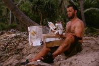 <p>Selten durchlief ein Schauspieler innerhalb einer Filmproduktion eine solche Wandlung wie Oscarpreisträger Tom Hanks für "Cast Away" (2000): Als frisch Gestrandeter steht er zu Filmbeginn noch mächtig gut im Futter ... (Bild: Twentieth Century Fox and Dreamworks LLC)</p> 