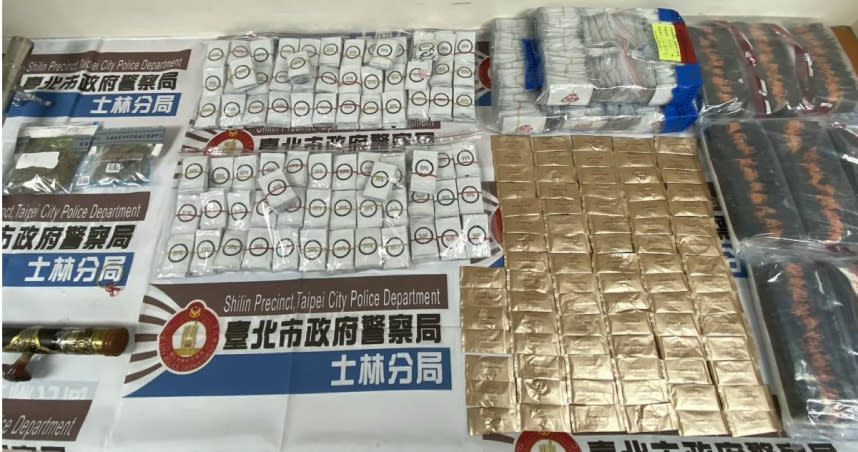 北市警方鎖定「台中蘇董」販毒，在超商前逮人查扣999包毒品即溶包。（圖／翻攝畫面）