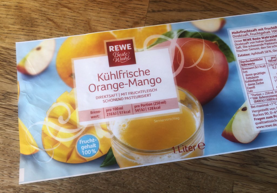 <p>Nicht immer wird auf dem Etikett eines Produkts sofort deutlich, was genau sich darin befindet. Vor allem nicht, wenn sich die aufgedruckten Inhaltsstoffe auf der Rückseite einer runden Flasche befinden. Das merkte auch Twitter-User Gordon Gross: Der „Kühlfrische Orange-Mango“-Direktsaft von Rewe besteht – entegen des Produktnamens – zu 58 Prozent aus Apfelsaft, wie sogar die Obststücke am unteren rechten Bildrand zeigen. Blöd nur, dass der Käufer eine Apfelallergie hat. Via Twitter kommentierte er seinen Fehlkauf: „Da die Beschriftung auf einer runden Flasche war, hab ich auch die Apfelstücke nicht gesehen.“ Aber wer kann das bei diesem Produktnamen auch ahnen?!(Bild: Twitter/ fotogrodongross) </p>