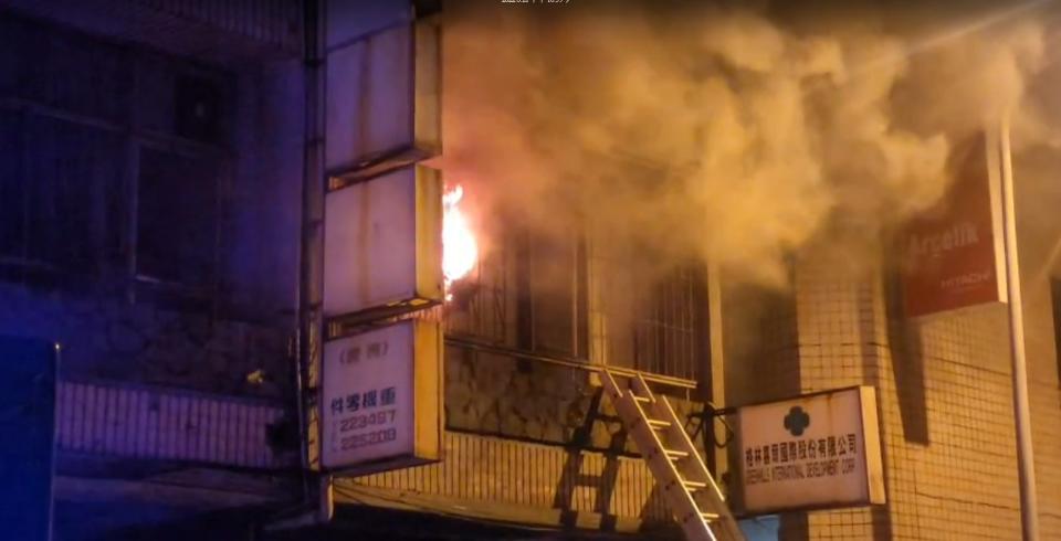 台中市昨夜傳出火警，火勢相當猛烈。（圖／東森新聞）