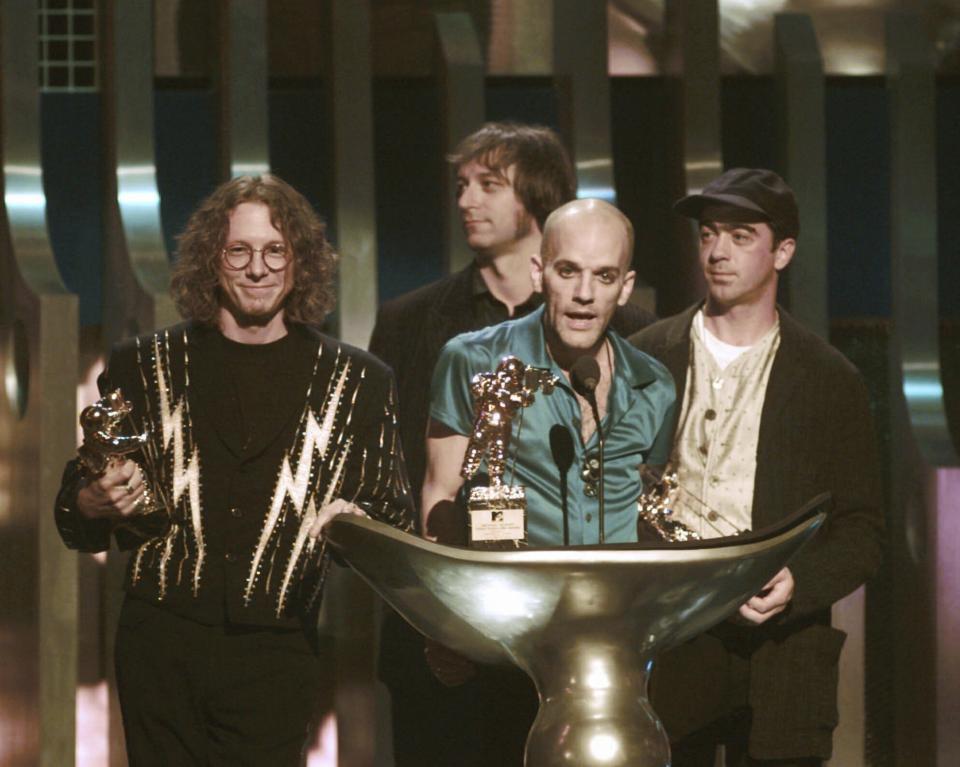 ARCHIVO - Michael Stipe, de la banda R.E.M., centro, al recibir el premio Video Vanguard en los Premios MTV a los Videos Musicales en Radio City Music Hall en Nueva York el 7 de septiembre de 1995. De izquierda a derecha el resto de los integrante de R.E.M., Mike Mills, Peter Buck y Bill Berry. Hace 25 años R.E.M. lanzó "Up" el primer álbum de la banda sin Berry. (Foto AP/Bebeto Matthews, archivo)