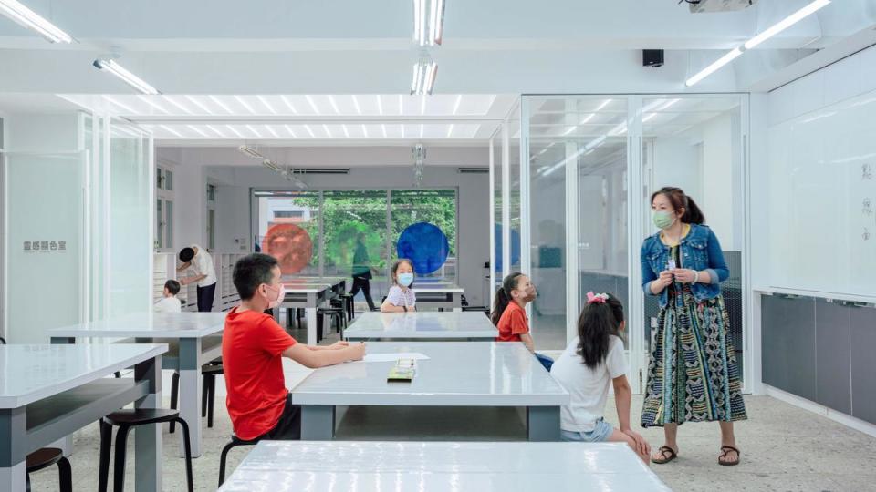 金點設計獎空間設計類得獎作品台北市士東國小靈感顯色室，該空間打通兩間獨立且封閉的美術教室，創造共用空間。（非常態空間製造所提供）