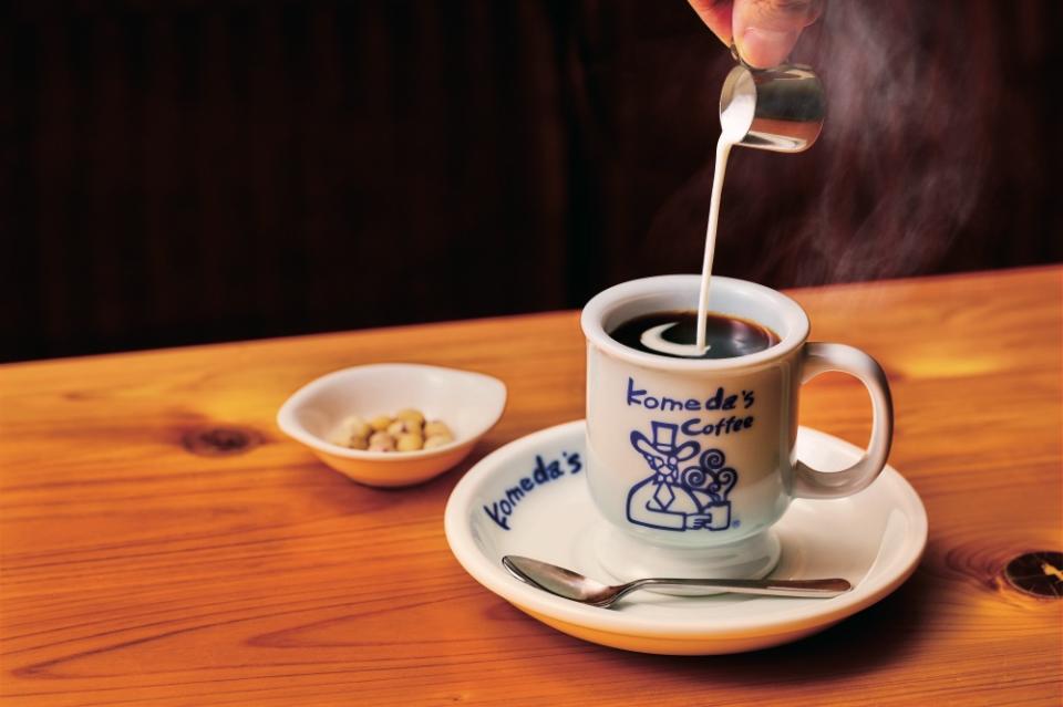 必食推介「KOMEDA咖啡」：使用KOMEDA嚴選咖啡豆，點滴淬煉KOMEDA經典咖啡。建議飲用時加入隨附的忌廉及砂糖，風味更佳。
