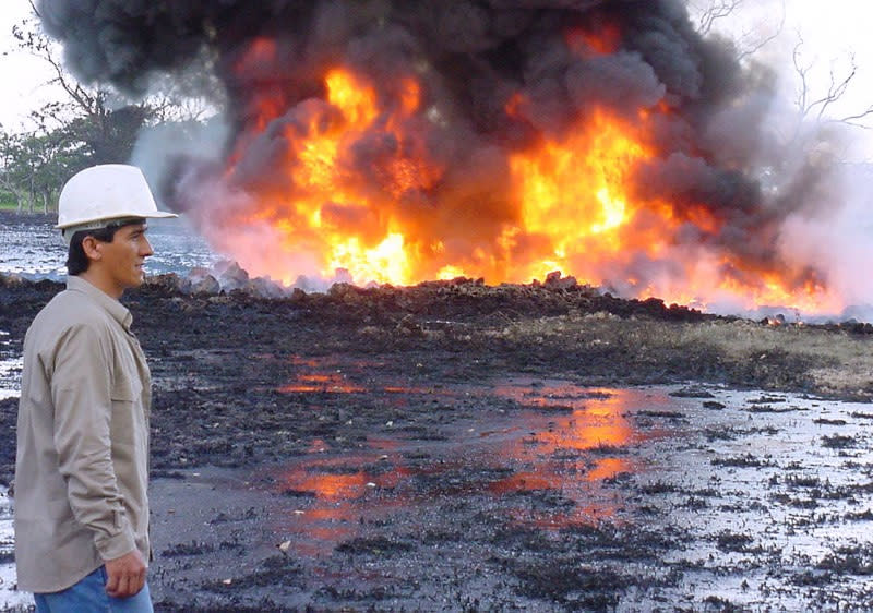 Foto de archivo. Un trabajador de la estatal petrolera Ecopetrol participa en la reperación del Oleoducto Caño Limón-Coveñas