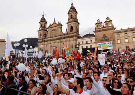 People gather at the Bolivar square outside the cathedral in Bogota, Colombia, September 26, 2016. REUTERS/Felipe Caicedo