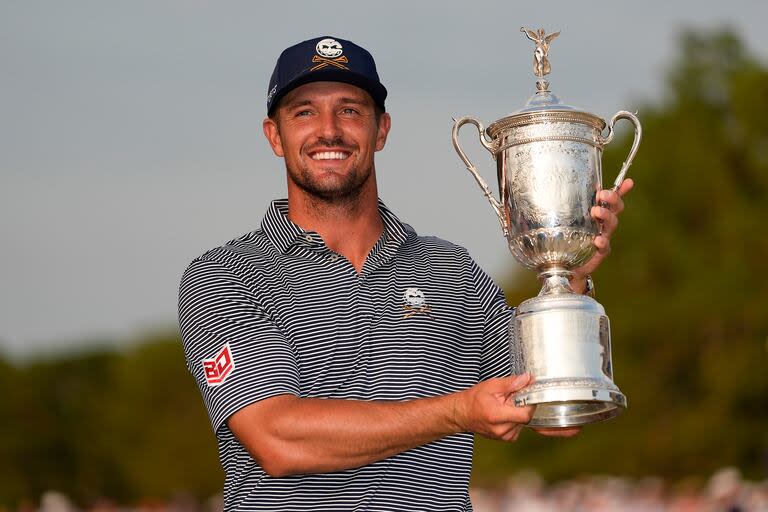 Para el álbum: Bryson DeChambeau y el trofeo del US Open que gana por segunda vez en su carrera