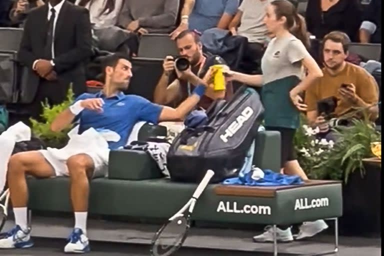 El momento en el que Djokovic recibe una bebida preparada por su equipo el pasado sábado durante las semifinales del Masters 1000 de París.