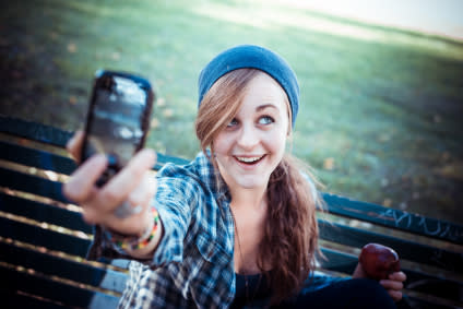 Abusar de las 'selfies' y tenerlas en tu perfil podría asustar a posibles prospectos. / Foto: iStockphoto