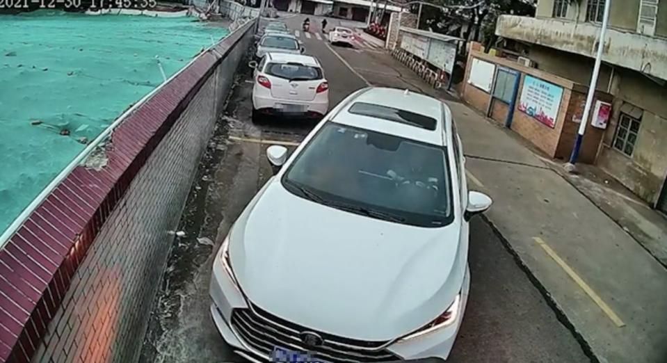 ▲一名男子要將車停進車位之後，發現自己根本無法，隨後卻下車開始搬運，讓人看傻眼。（圖/美聯社/Viralpress）