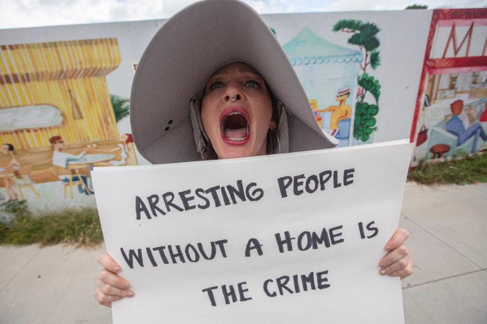 Kat Duesterhaus protesta durante una conferencia de prensa sobre la Operación Alivio del Calor el lunes 29 de julio de 2024 en el Ayuntamiento de Miami Beach.