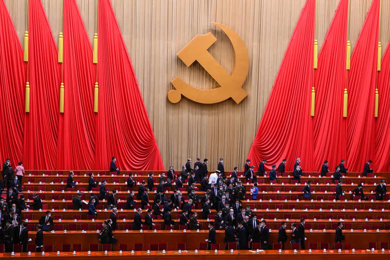 Los delegados se marchan tras la sesión de apertura del 20º Congreso del Partido Comunista Chino en el Gran Salón del Pueblo en Pekín el 16 de octubre de 2022. (Foto de Noel CELIS / AFP)