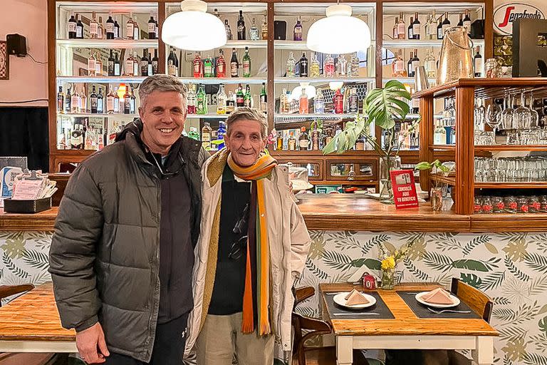 Con Alejandro Kohan, uno de sus discípulos. Julio Santella es una referencia ineludible en la preparación física del fútbol argentino.