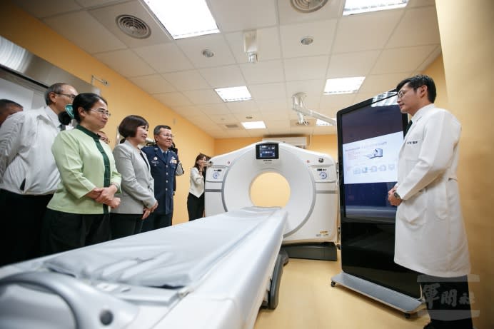 國軍桃園總醫院所啟用的高階電腦斷層掃描儀-寶石能譜CT，採用第四代最新探測技術，大幅度提高心血管疾病和腫瘤疾病的診斷效能。（軍聞社記者陳軍均攝）
