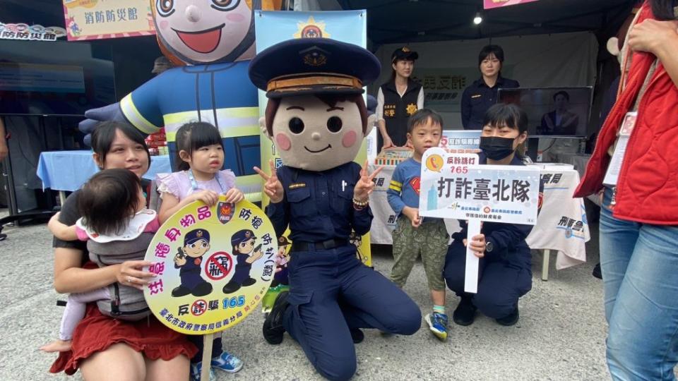 警方園遊會設反詐攤位熱情與民眾互動。（記者林金聖翻攝）