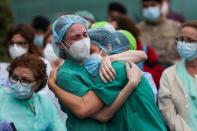 FOTO DE ARCHIVO. Trabajadores de la salud con mascarillas reaccionan durante un homenaje a su compañero de trabajo Esteban, un enfermero que murió por complicaciones relacionadas con el COVID-19, fuera del Hospital Severo Ochoa, durante el brote de la enfermedad coronavirus (COVID-19), en Leganés, España.