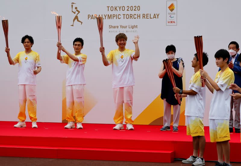 Los embajadores especiales del Comité Paralímpico Internacional, la estrella de la televisión japonesa y los últimos corredores del relevo de la antorcha de Tokio, Goro Inagaki, Tsuyoshi Kusanagi y Shingo Katori, asisten a la ceremonia de llegada de la llama paralímpica en Tokio