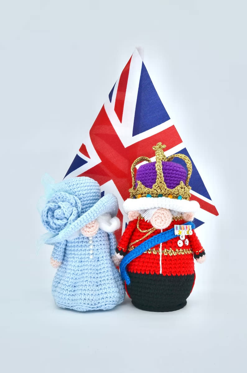 Crochet King Charles and Queen Camilla