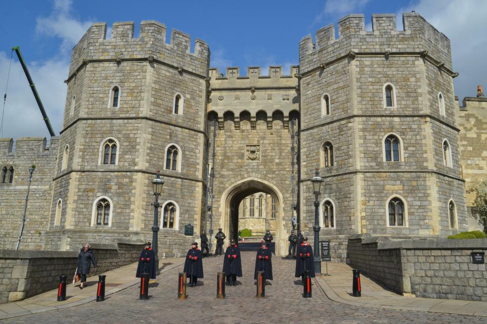 WINDSOR, UNITED KINGDOM - 2021/04/12: Castle workers stand on guard at the entrance of Windsor Castle.
Windsor prepares for the funeral of the Duke of Edinburgh, Prince Philip who died at Windsor Castle on Friday aged 99. (Photo by Thomas Krych/SOPA Images/LightRocket via Getty Images)