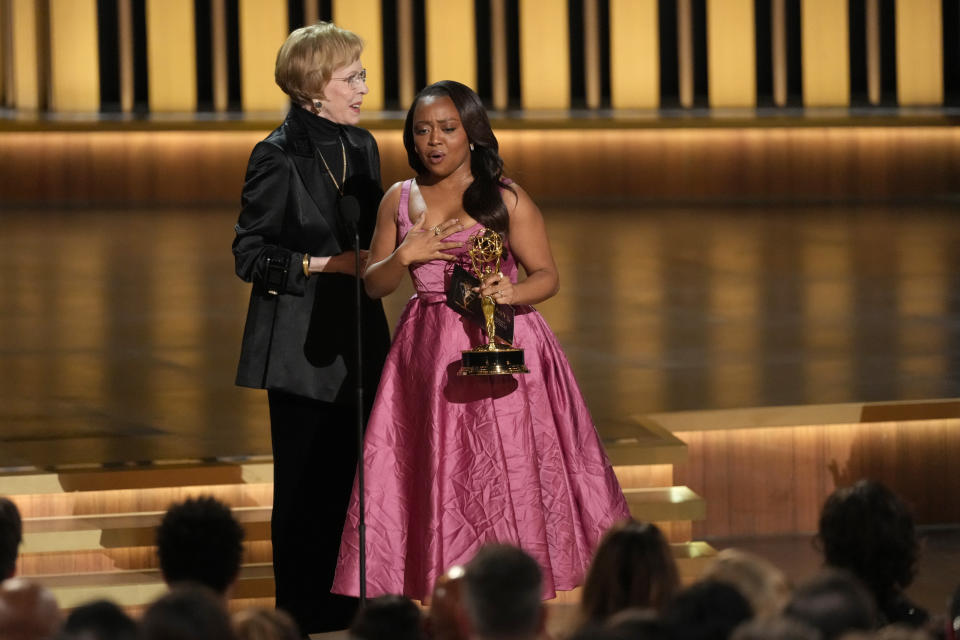 Carol Burnett, izquierda, le enrega el premio de mejor actriz de comedia a Quinta Brunson por "Abbott Elementary" en la 75a edición de los Premios Emmy el lunes 15 de enero de 2024 en el Teatro Peacock de Los Ángeles. (Foto AP/Chris Pizzello)