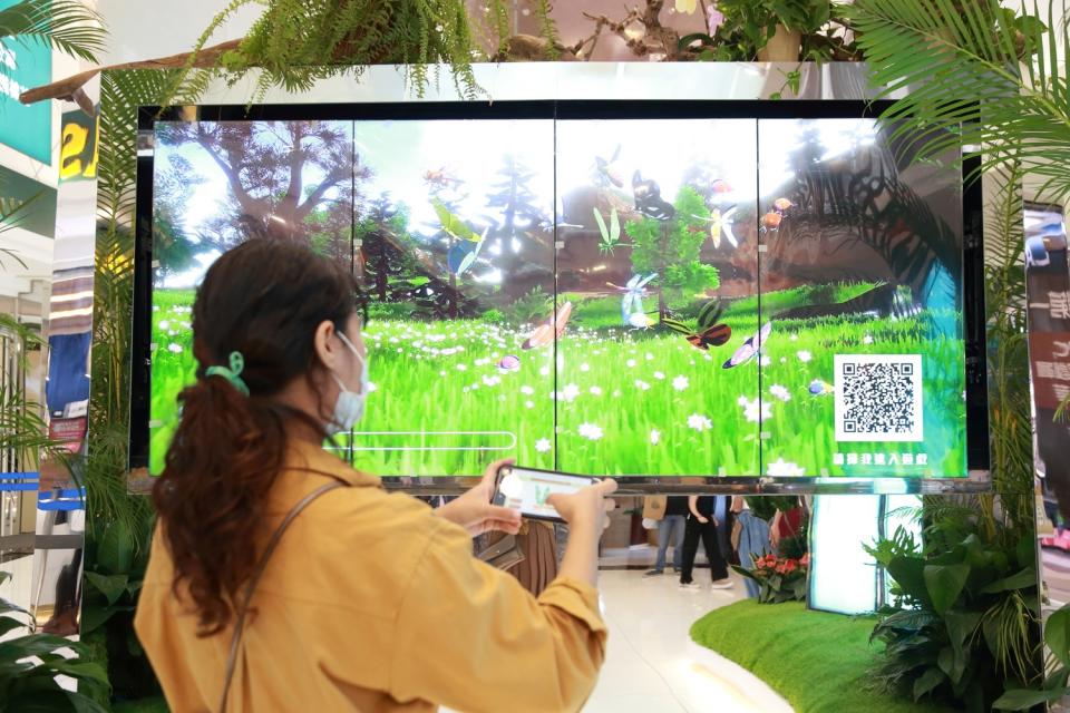  「沉浸式百貨森林體驗環境」互動螢幕，消費者掃QR Code即可玩互動遊戲。   中友百貨/提供