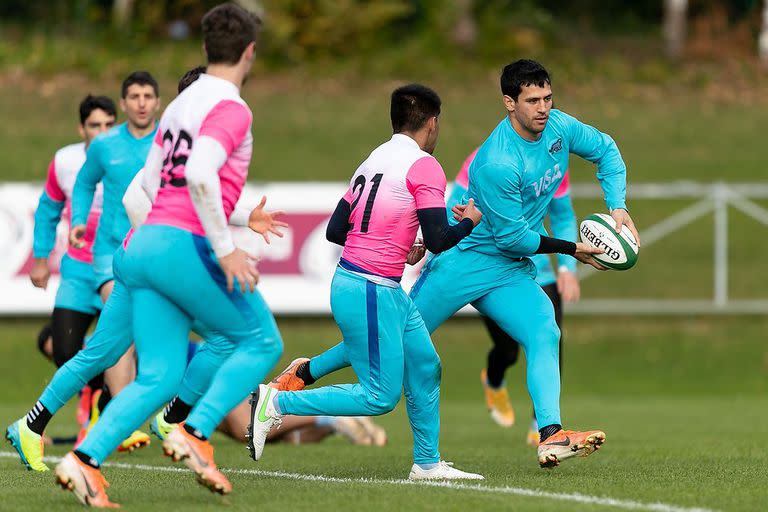 Matías Moroni a punto de hacer un pase en un ensayo de los Pumas para el encuentro con Irlanda, su último test match de un año negativo.