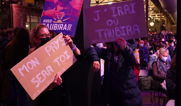 Pancartes au premier meeting de Taubira, à Bordeaux jeudi 27 janvier 2022. (Photo: HuffPost/Hortense de Montalivet)