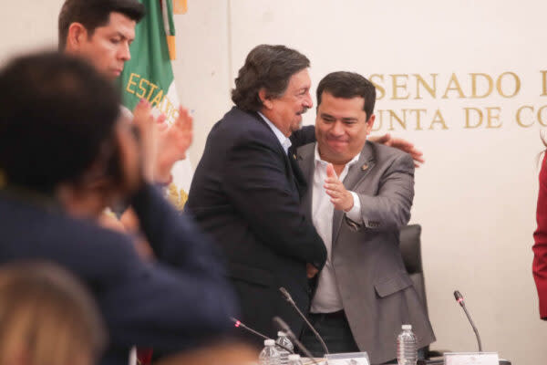 Funcionarios celebran reformas a la reforma minera de México. Fotografía: cortesía del Senado de México.