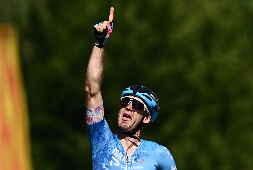 El ciclista canadiense del equipo Israel-Premier Tech, Hugo Houle, celebra mientras pedalea hasta la línea de meta para ganar la 16.ª etapa de la 109.ª edición del Tour de Francia, el 19 de julio de 2022. (Foto:  Marco BERTORELLO / AFP vía Getty Images)