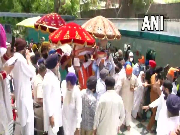 3 Swaroops of Guru Granth Sahib being brought to Guru Arjun Dev Ji Gurdwara in Mahavir Nagar/ ANI)