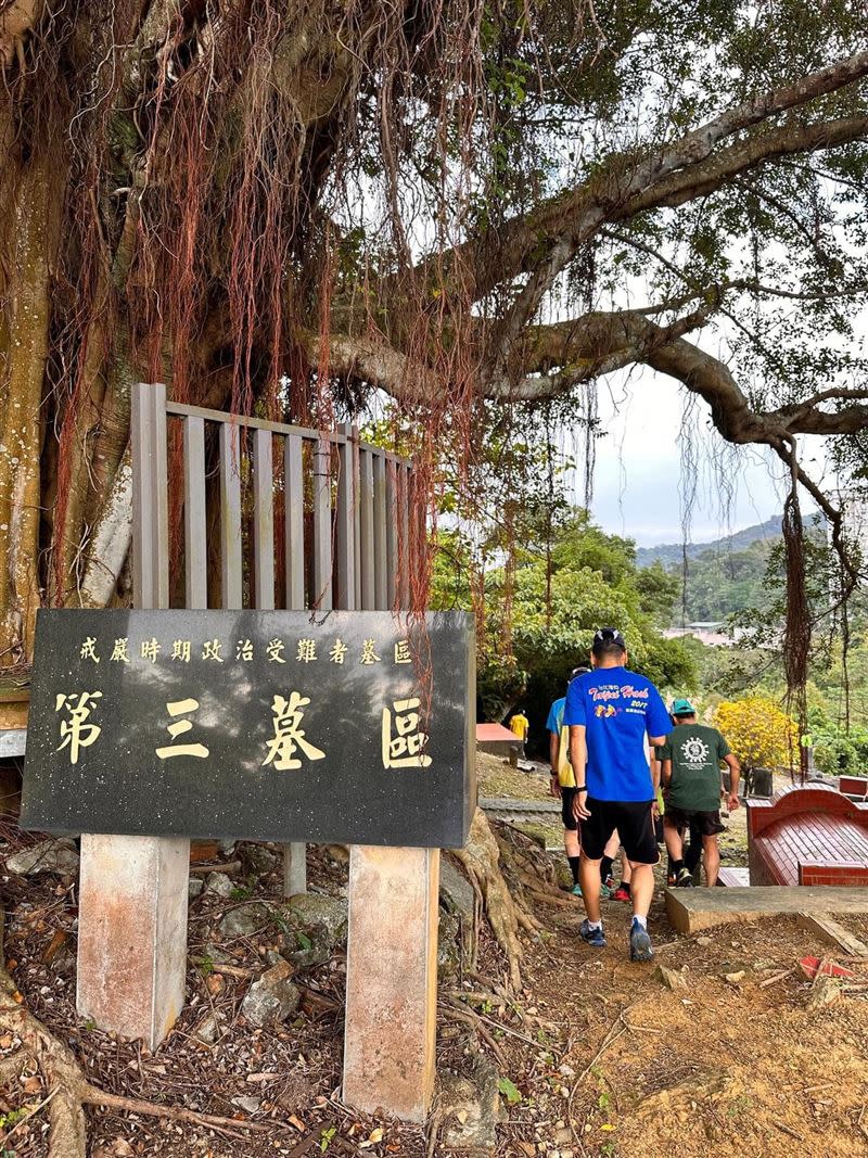 戒嚴時期政治受難者墓區，在戒嚴時期被槍殺的政治犯葬在這一區。（圖／翻攝自謝金河臉書）