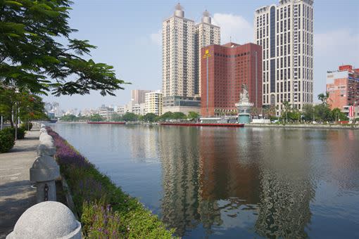 國賓大飯店推出「國賓雙城遊」住房專案，圖為高雄國賓及愛河風光。（圖／國賓大飯店提供）