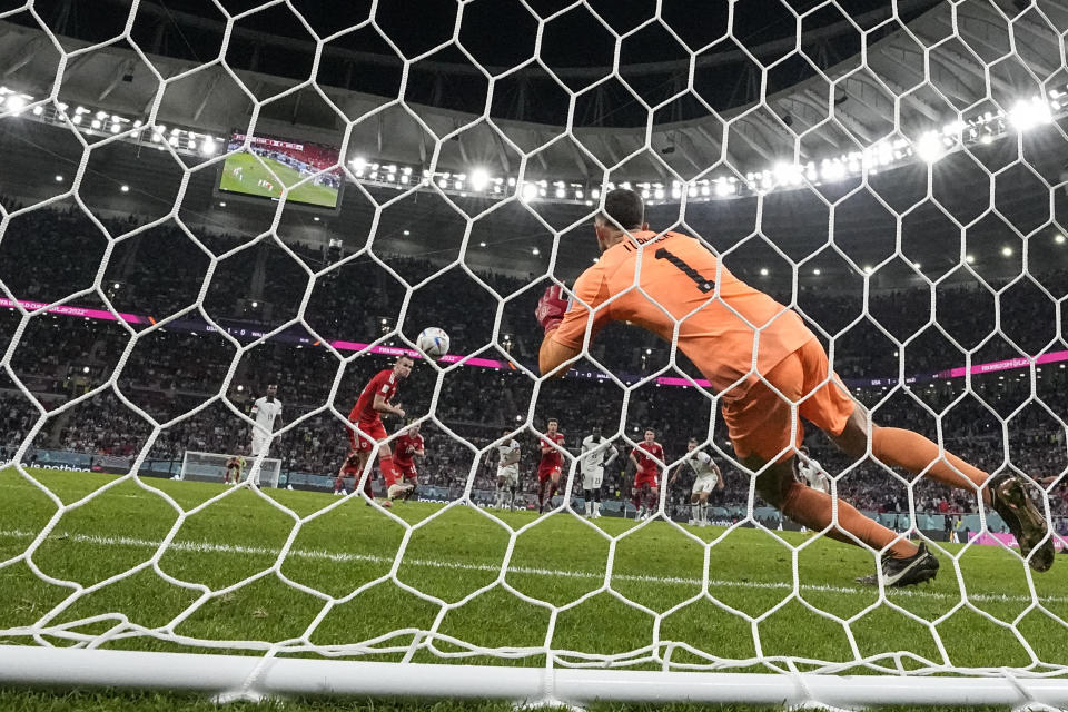 Gareth Bale convierte de penal el gol de Gales ante Estados Unidos en el partido por el Grupo B del Mundial en Rayán, Qatar, el lunes 21 de noviembre de 2022. (AP Foto/Ashley Landis)