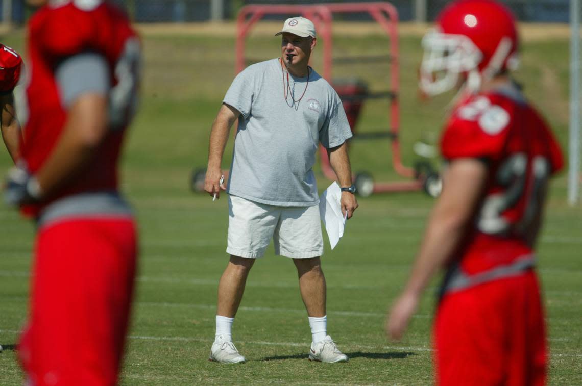 Special teams coach John Baxter watches intently during a spring drill in 2007. Baxter is returning to the Bulldogs coaching staff under Jeff Tedford in 2022.