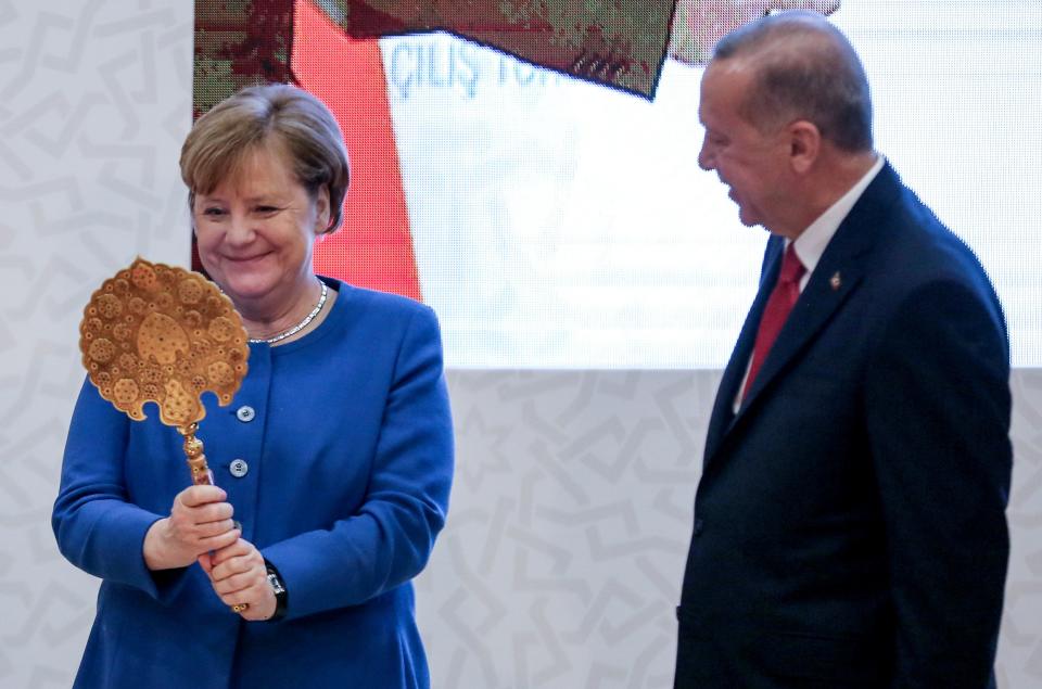 Angela Merkel bekommt bei ihrem Türkeibesuch als Geschenk einen Spiegel überreicht (Bild: Ahmed Deeb/Pool via Reuters)