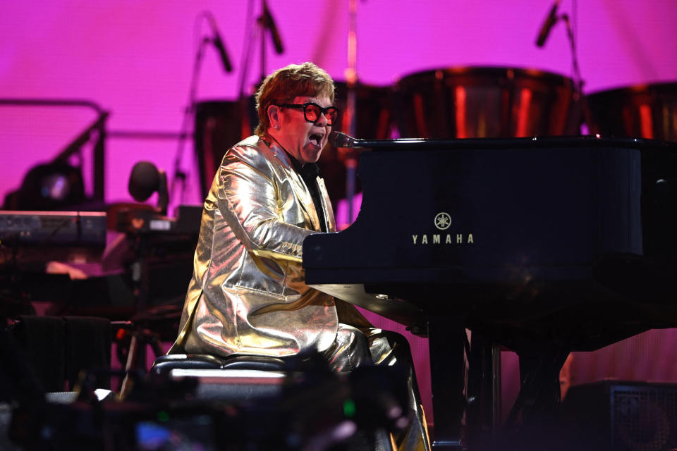 Elton John met un terme à sa brillante carrière avec une tournée mondiale d’adieu, et a donné son ultime concert à Stockholm ce samedi 8 juillet 2023.