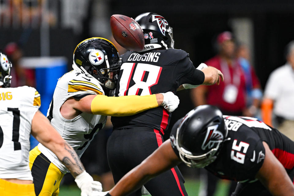 ATLANTA, GA, SEPTEMBER 8: Pittsburgh linebacker TJ Watt (90) knocks the ball out of the hands of Atlanta quarterback Kirk Cousins ​​(18) during the NFL game between the Pittsburgh Steelers and the Atlanta Falcons on September 8, 2024 at Mercedes-Benz Stadium in Atlanta, GA. (Photo by Rich von Biberstein/Icon Sportswire via Getty Images)