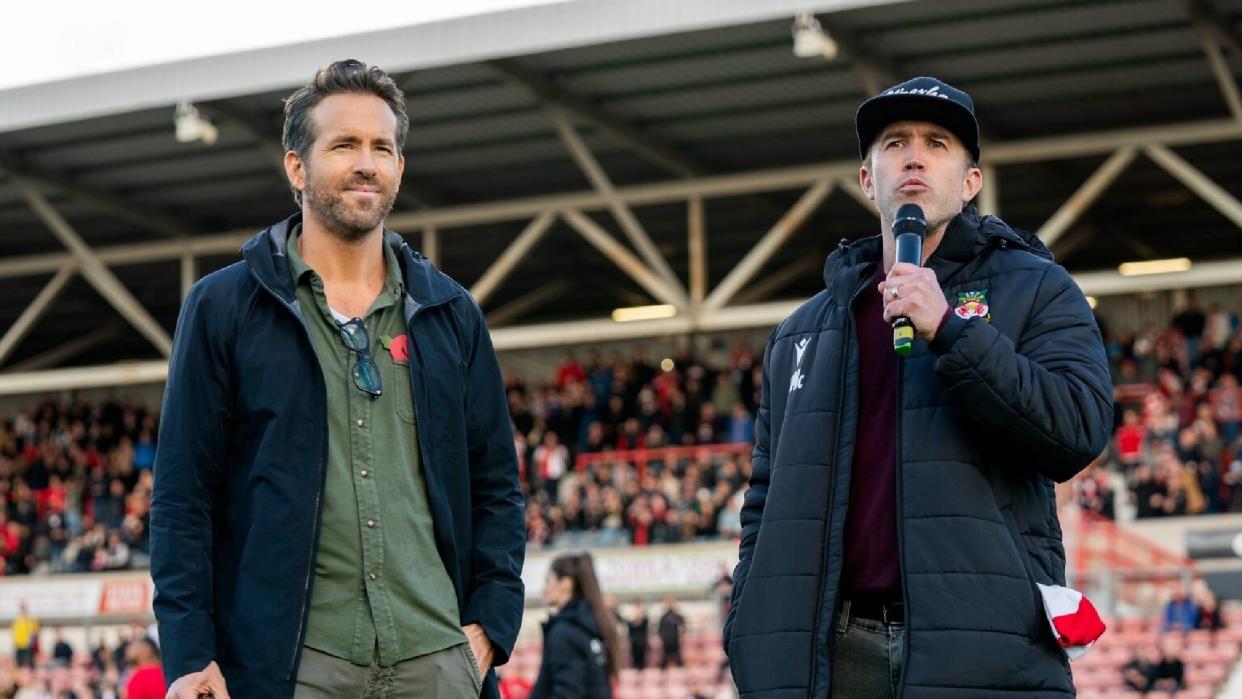  (L-R) Ryan Reynolds and Rob McElhenney in "Welcome to Wrexham". 