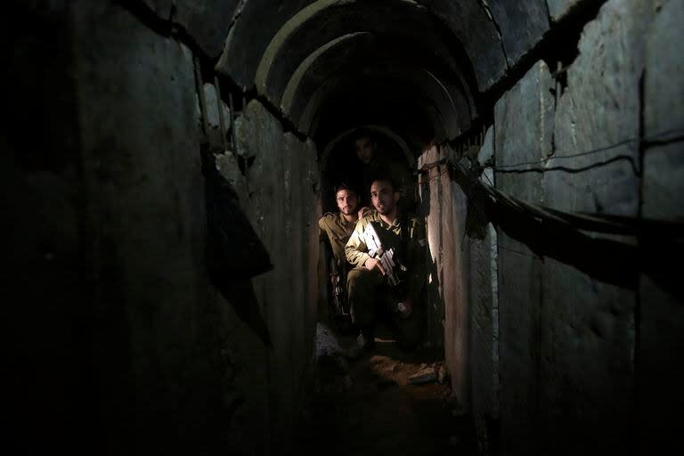 ARCHIVO - Soldados israelíes recorren un túnel descubierto cerca de la frontera Israel-Gaza, 13 de octubre de 2023. Un extenso laberinto de túneles construidos por el grupo extremista Hamas se extiende a lo largo de la densamente poblada franja y oculta a los combatientes, su arsenal de cohetes y a más de 200 rehenes que ahora retiene tras el ataque sin precedentes del 7 de octubre contra Israel.(AP Foto/Tsafrir Abayov, File)