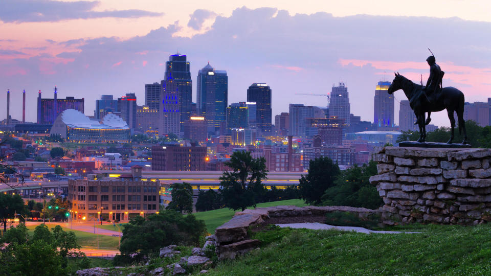 View of Kansas City, Missouri skyline at dawn