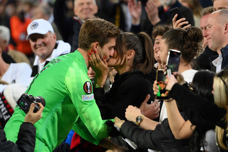 Kevin Trapp le da un beso a su pareja, Izabel Goulart, luego del histórico triunfo de su equipo Eintracht Frankfurt al Barcelona en el Camp Nou. (LLUIS GENE/)