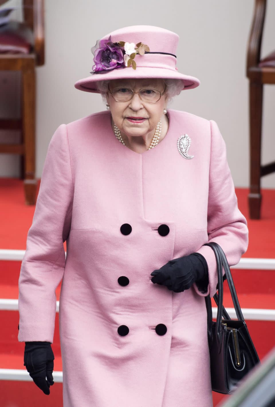 Despite her tiny stature, she can always be seen clearly during public events. Photo: Getty