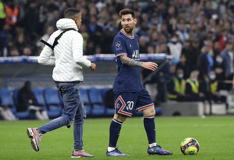 Un espectador invade el campo de juego y corre hacia Lionel Messi durante el partido que disputan el PSG y el Olympique de Marsella