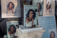 La sortie, en novembre 2018, de son livre de mémoires <em>Becoming </em>(<em>Devenir</em>, aux éditions Fayard) explose tous les records. Avant même de l’écrire, Michelle Obama perçoit une avance de 60 millions de dollars (près de 54 millions d’euros). Son ouvrage est traduit en 24 langues et atteint la première place des bestsellers dans 13 pays. Pour en faire la promotion, l’ex First Lady part en tournée internationale et certains fans sont prêts à débourser jusqu’à 3000 dollars (environ 2700 €) pour assister à l’une de ses conférences. ©Getty Images