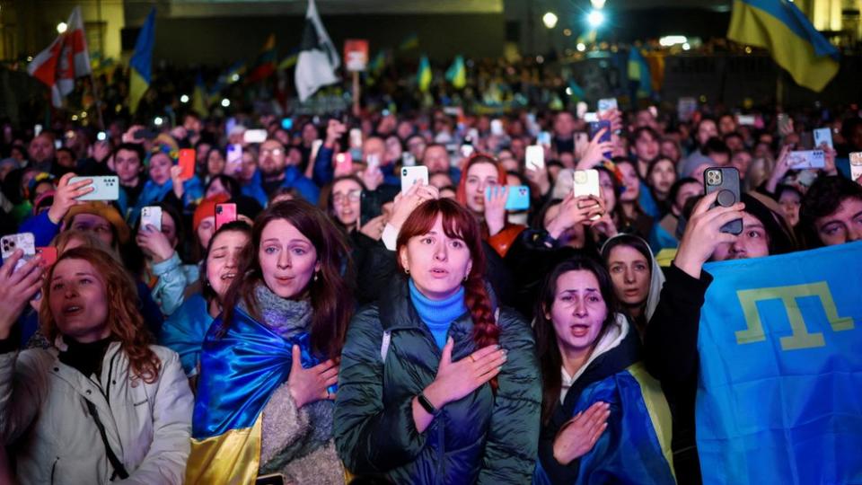 英國倫敦特拉法加廣場上群眾參加聲援烏克蘭集會（23/2/2023）