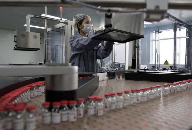 IMAGEN DE ARCHIVO. Una persona trabaja en la línea de producción de la vacuna contra el COVID-19 de la compañía china Cansino Biologics Inc, en Tianjin, China