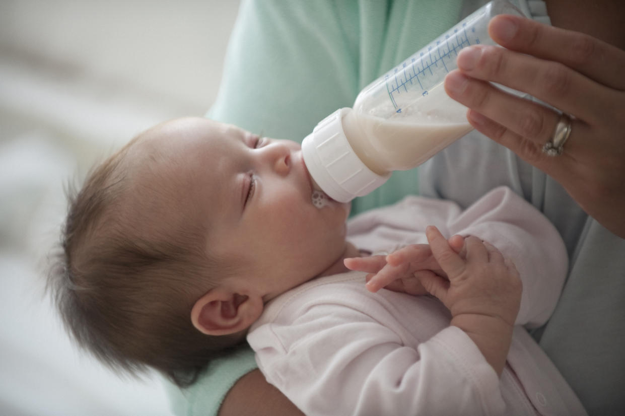 (Symbolbild) Ein Baby verlor an Gewicht und übergab sich pausenlos: Ärzte im Krankenhaus fanden heraus, dass es fast verhungerte, weil es nur Mandelmilch bekam. - Copyright: Getty Images/ Jose Luis Pelaez Inc