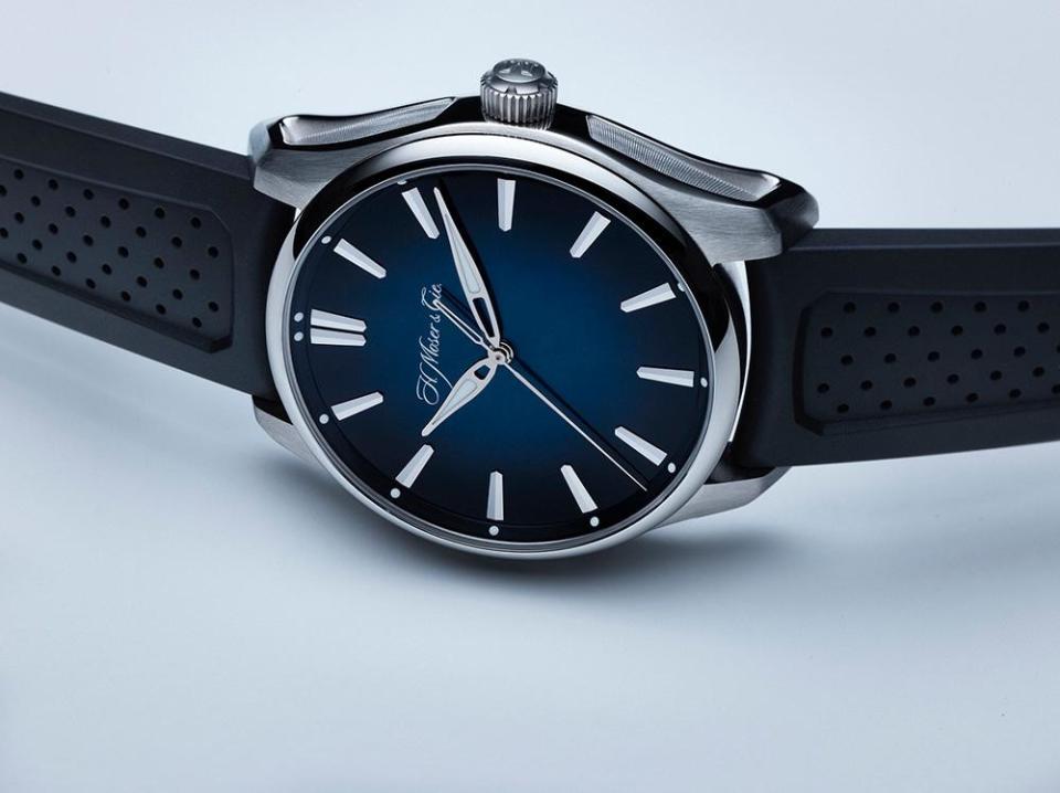 MOSER今年在Pioneer系列上推出不鏽鋼錶，也更能符合這款「運動風」定位的作品。而這應該也是目前品牌最入門的款式。建議售價NT$408,000。