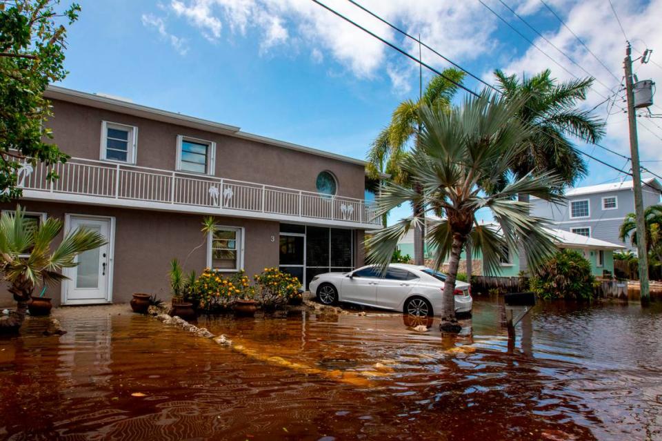 Una casa está justo por encima de las aguas de inundación de North Blackwater Lane durante las inundaciones debido al huracán Ian en Stillwright Point, en Key Largo, Florida, el jueves 29 de septiembre de 2022.